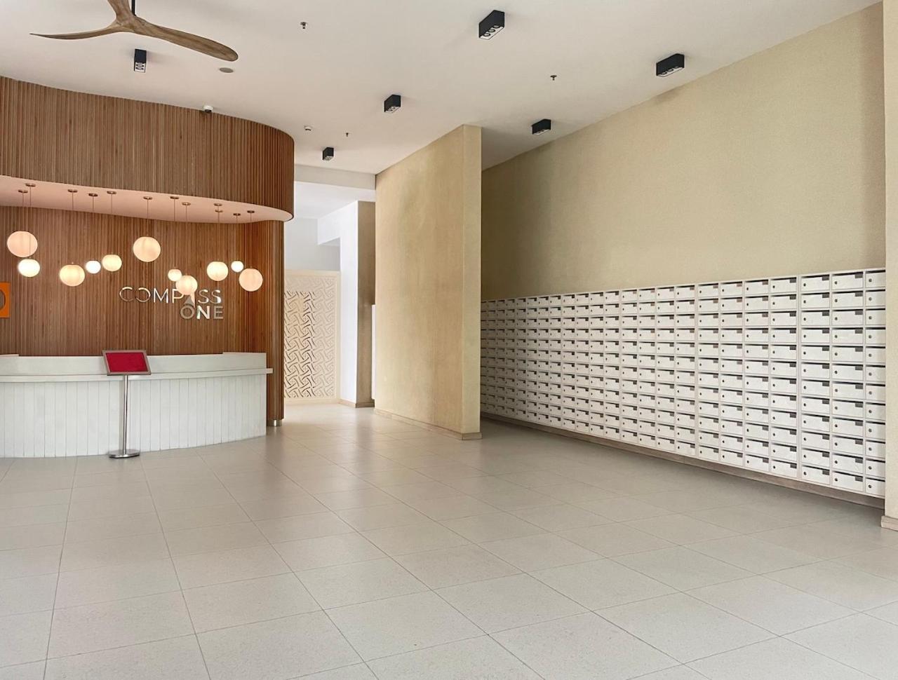 Compass One Building - Luxury Apartments Ap Phu Tho Buitenkant foto