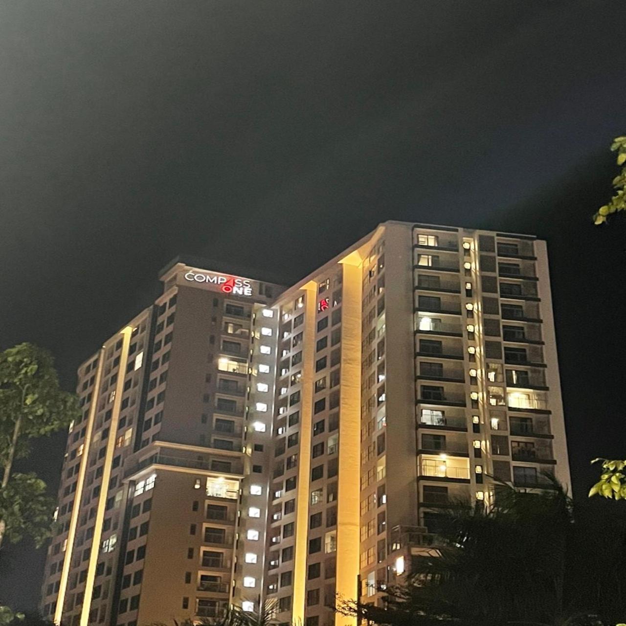 Compass One Building - Luxury Apartments Ap Phu Tho Buitenkant foto